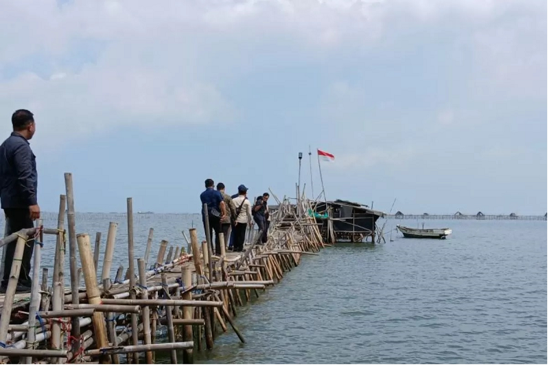 AZMI SAMSUL MAARIF/ANTARA ILUSTRASI: Menteri ATR/Kepala BPN Nusron Wahid mengecek kondisi pagar laut di Desa Kohod, Pakuhaji, Kabupaten Tangerang.