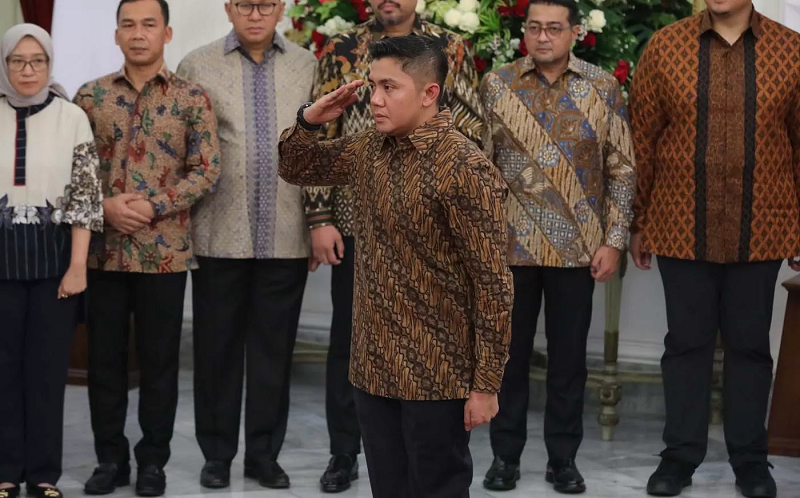 POPULER: Mayor Teddy Indra Wijaya memberikan hormat kepada Presiden Prabowo Subianto.&nbsp; (Fedrik Tarigan/ Jawa Pos)