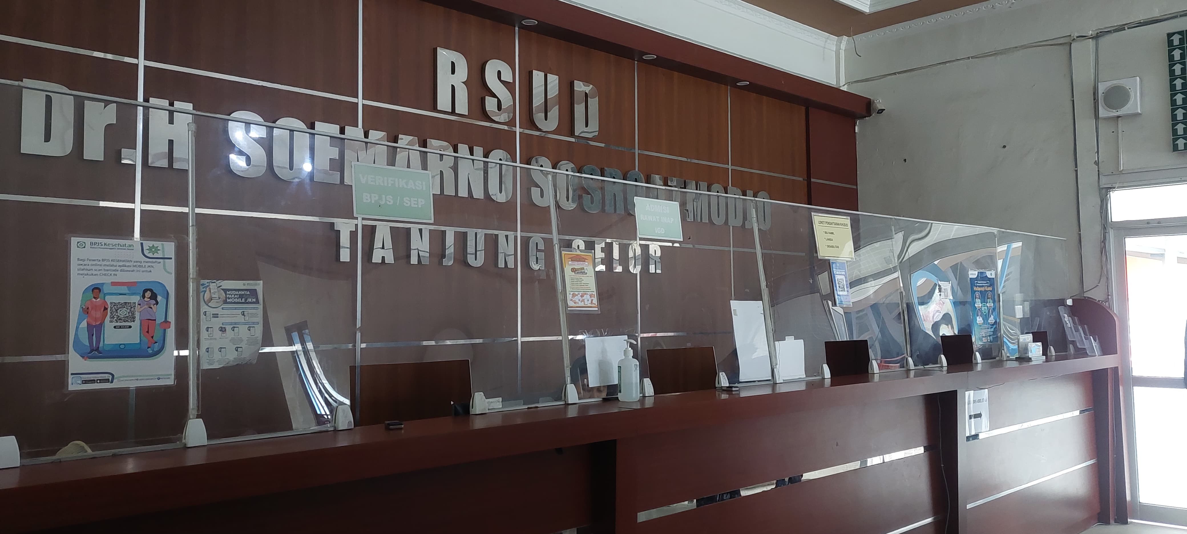 LAYANAN KESEHATAN: Tampak petugas RSD saat bertugas.