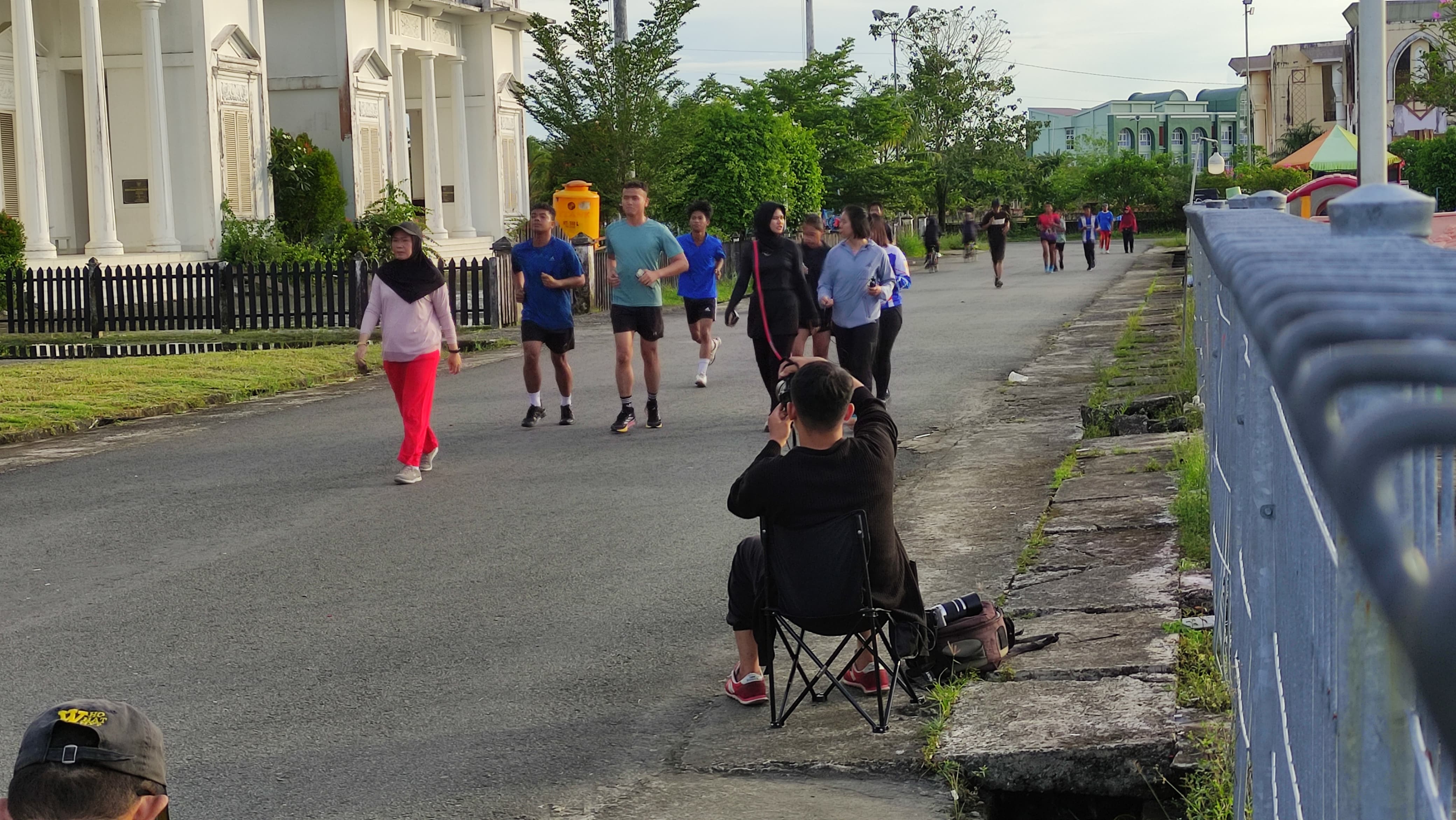 WILDAN/RADAR TARAKAN CARI MOMEN: Fotografer memotret setiap momen masyarakat yang jogging di Taman Berkampung.