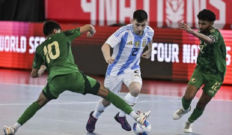 ANTARA FOTO/Aprillio Akbar HUJAN GOL: Pemain timnas futsal Argentina Rosa Nicolas (tengah) berusaha melewati adangan dua pemain timnas futsal Arab Saudi Abdullah Mohamad S Alaqeeli (kiri) dan Fahad M