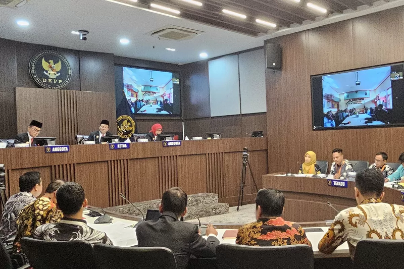 SIDANG: Dewan Kehormatan Penyelenggara Pemilu (DKPP) menggelar sidang dugaan pelanggaran kode etik penyelenggara pemilu di ruang sidang DKPP, Jakarta, Kamis (30/1). (Muhamad Ridwan/JawaPos.com)