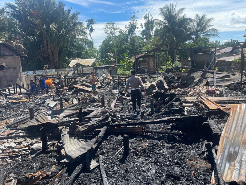 TINGGAL ARANG: Tiga bangunan rumah ludes terbakar diamuk si jago merah tadi pagi di Tana Lia.(Foto: Polsek Tana Lia)