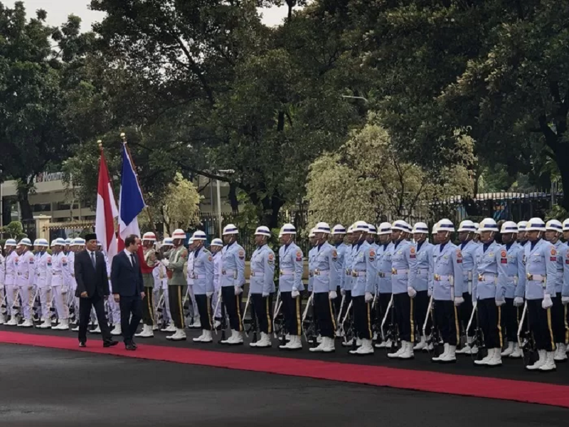 SAMBUT: Menhan Sjafrie Sjamsoeddin menyambut kedatangan Menhan Perancis Sebastian Lecornu di Kantor Kemhan pada Jumat (31/1). (Syahrul Yunizar/JawaPos.com).