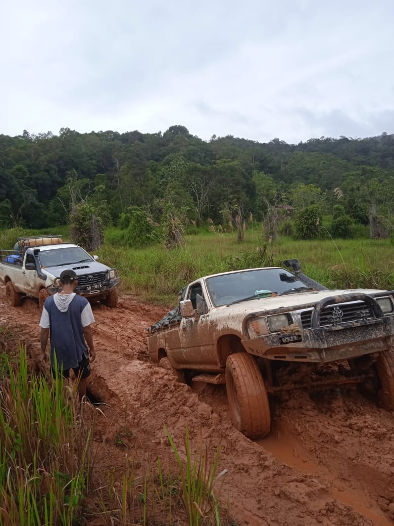DOK WARGA RUSAK PARAH: Kendaraan yang mengangkut orang dan barang menuju Krayan Selatan tertahan lantaran kondisi jalan rusak sehingga sulit dilalui di wilayah Buduk Taking.