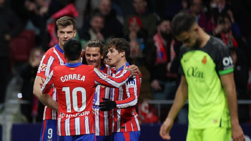 REUTERS/Isabel Infantes SELEBRASI: Pemain Atletico merayak gol ke gawang Real Mallorca, Minggu (2/2).