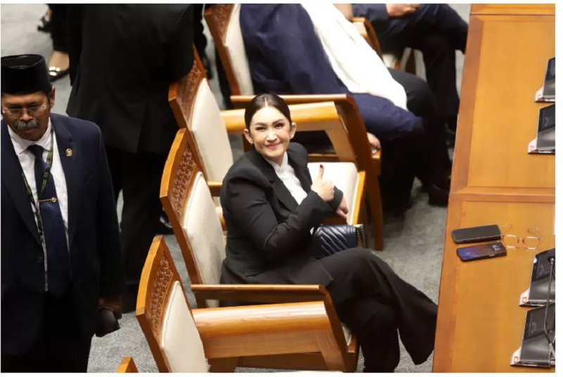 MAKLUMI MBG: Anggota DPR terpilih masa bakti 2024-2029 Nafa Urbach mengikuti pelantikan di Kompleks Parlemen, Senayan, Jakarta.&nbsp; (Dery Ridwansah/ JawaPos.com)