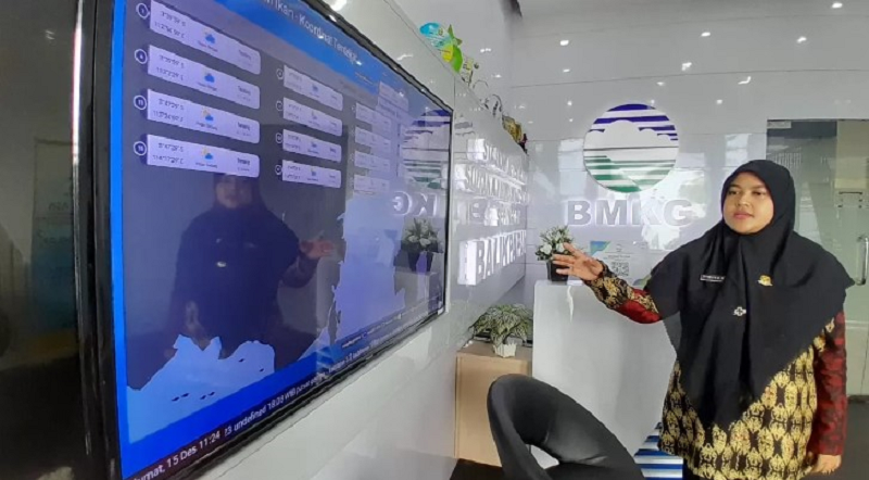 ARIF FADILLAH/BP PAPARKAN IKLIM: Koordinator Bidang Data dan Informasi BMKG Stasiun Kelas I Sultan Aji Muhammad Sulaiman Sepinggan, Diyan Novrida saat menjelaskan terkait prediksi cuaca di Kota Balik