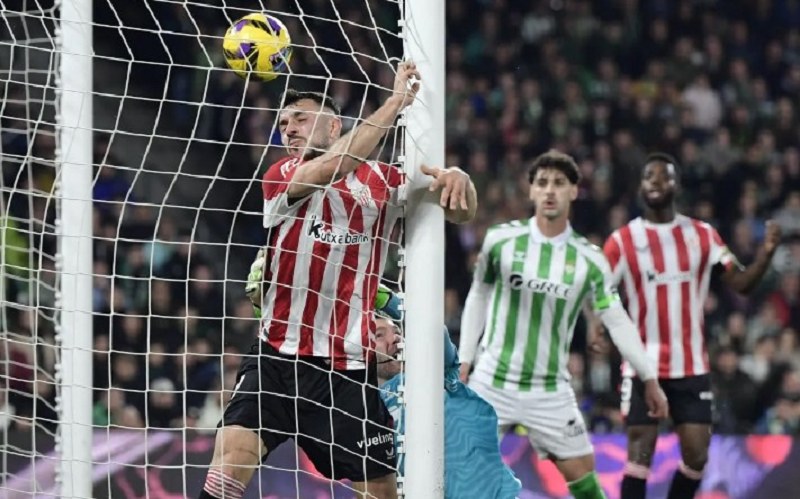 AFP/Cristina Quicler BERAKHIR IMBANG: Bek Athletic Bilbao Aitor Paredes (kiri) mencetak gol penyama kedudukan pada pertandingan Liga Spanyol melawan Real Betis di Stadion Benito Villamarin, Sevilla,