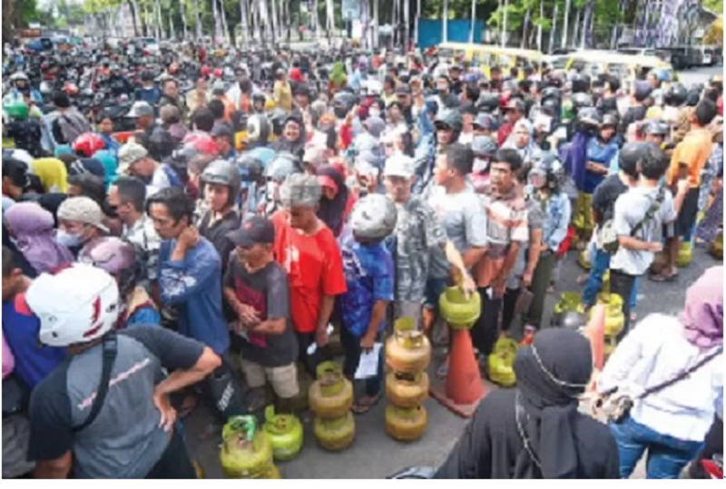 KESULITAN: Ilustrasi antrean panjang warga pembeli LPG 3 Kg. (Jawapos)