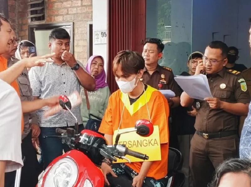Syahrul/KP REKONSTRUKSI: Tersangka memperagakan adegan saat hendak menghilangkan jejak pembunuhan terhadap korban.