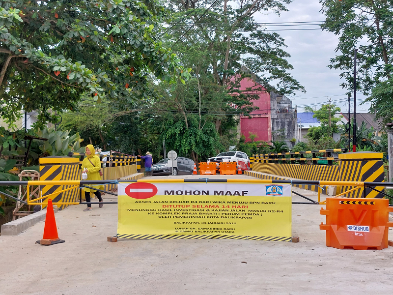PAKSI/KP DITUTUP LAGI: Pengendara yang ingin melintas jalan alternatif dari Komplek Wika ke kawasan Balikpapan Baru harus kecewa lantaran aksesnya ditutup lagi.