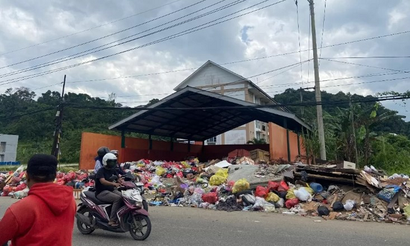 DENNY SAPUTRA/KP JOROK: Tumpukan sampah yang berhamburan di TPS Harapan Baru akibat volume sampah yang meningkat, serta kerusakan unit pengangkut menuju TPA Sambutan, Senin (3/2).