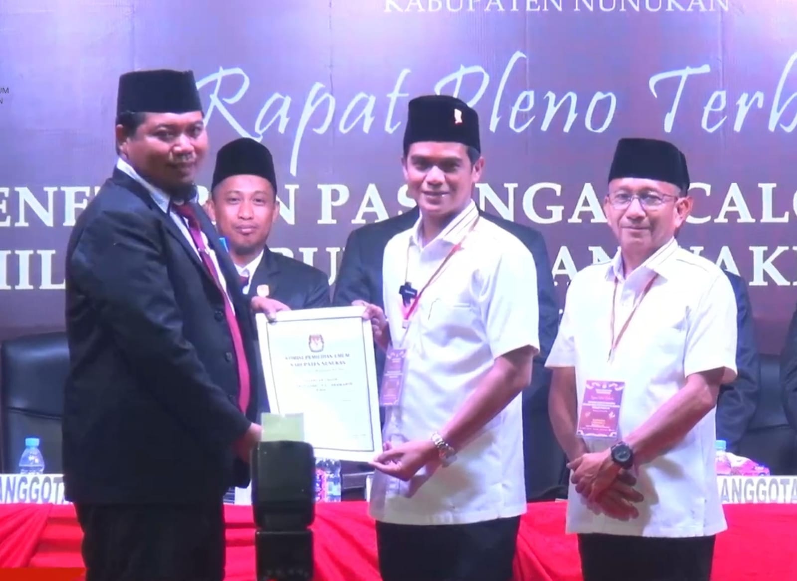 DOK RADAR TARAKAN PENETAPAN BUPATI: Ketua KPU Nunukan, Rico Ardiansyah menyerahkan SK KPU Nunukan kepada bupati terpilih H. Irwan Sabri dan Hermanus, Rabu (5/2).