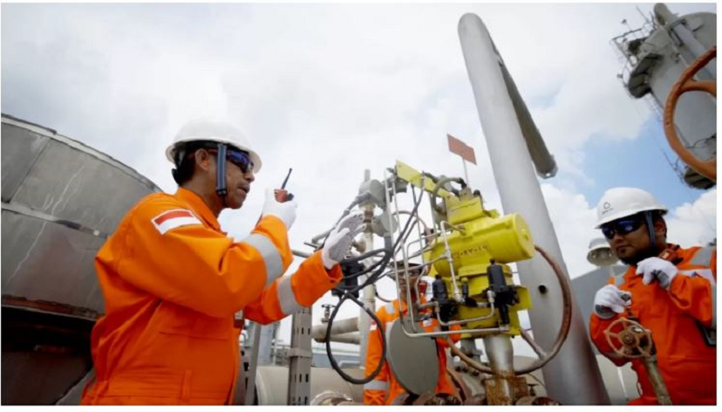 PEKERJA GAS: Pemerintah merencanakan menghentikan ekspor gas alam cair&nbsp; demi memprioritaskan pemenuhan kebutuhan energi dalam negeri. &nbsp;(Pertamina)
