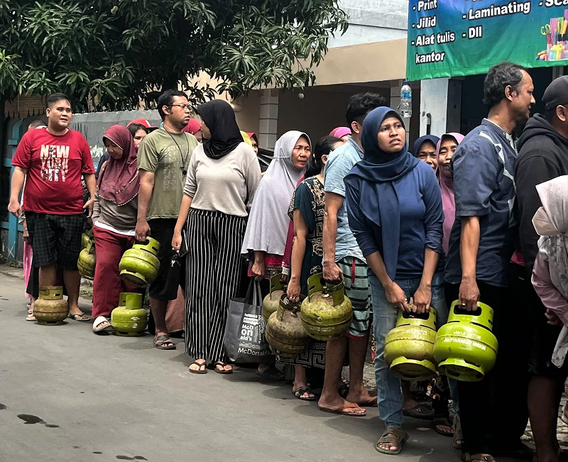 KESULITAN: Warga saat mengantre di Pangkalan LPG 3 Kg Jul Chaidir, Depok, mulai pukul 10.30 WIB. Seluruh masyarakat yang datang secara otomatis langsung mengular mengantre untuk gantian bisa membeli L