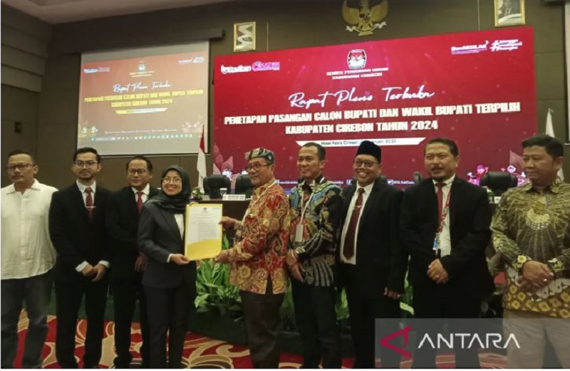 TETAPKAN: KPU Kabupaten Cirebon saat menetapkan pasangan calon bupati dan wakil bupati terpilih dalam rapat pleno terbuka di Cirebon, Jawa Barat, Rabu (5/2/2025). (ANTARA/Fathnur Rohman)