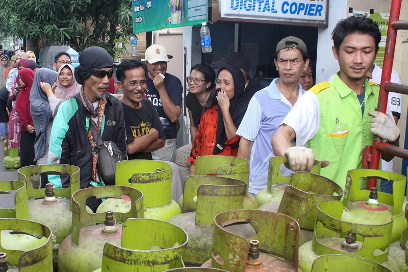 ABDURRAHMAN SALEH/JAWA POS ANTRE: Suasana pangkalan gas saat kedatangan truk pembawa gas di Pangkalan gas Sukmajaya, Kota Depok, Jawa Barat, Selasa (4/2).
