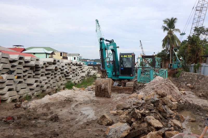 ANGGI PRADITHA/KP DILANJUTKAN: Pantauan pembangunan RS Sayang Ibu di Balikpapan Barat, Selasa (5/2). PT Ardi Tekindo Perkasa masih dipercaya sebagai kontraktor.