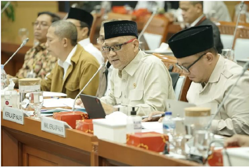 PEMANGKASAN ANGGARAN: Kepala Badan Penyelenggara (BP) Haji Mochammad Irfan Yusuf (dua dari kanan) rapat bersama DPR. (Humas BP Haji)