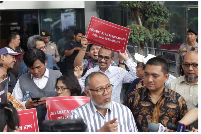 REVISI PERATURAN: Aksi Eks pegawai KPK di Gedung Merah Putih KPK Jakarta. Dihadiri sejumlah eks pimpinan KPK, seperti Abraham Samad, Bambang Widjojanto, mantan penyidik senior KPK, Novel Baswedan dkk.