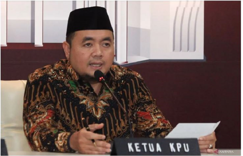 Ketua KPU Mochammad Afifuddin menyampaikan keterangan kepada wartawan terkait dengan pelaksanaan Pilkada Serentak 2024 di Jakarta, Jumat (13/12/2024). ANTARA FOTO/Reno Esnir/app/aww.