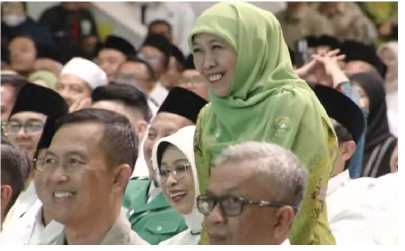 HARLAH: Presiden Prabowo Subianto menyampaikan selamat kepada Khofifah Indar Parawansa yang resmi terpilih sebagai Gubernur Jatim pada Pilkada 2024, dalam Acara Peringatan Harlah ke-102 NU. (Istimewa)