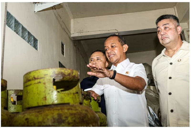 SIDAK: Menteri ESDM Bahlil Lahadalia mengecek pangkalan LPG 3 kg di Palmerah, Jakarta, Selasa (4/2/2025). (Hanung Hambara/Jawa Pos)
