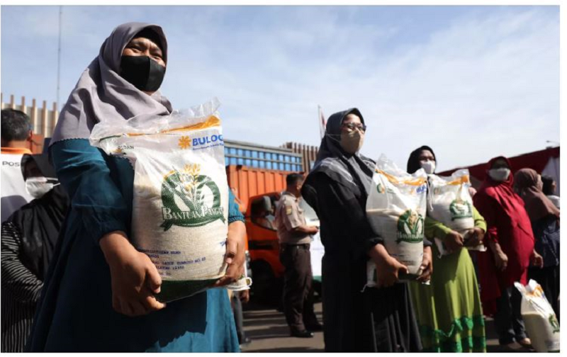 SETOP: Warga mendapatkan beras bantuan sosial (bansos) beras secara serentak di Komplek Pergudangan BULOG Kelapa Gading Jakarta Utara, Kamis (6/4/23). (FEDRIK TARIGAN/ JAWA POS)