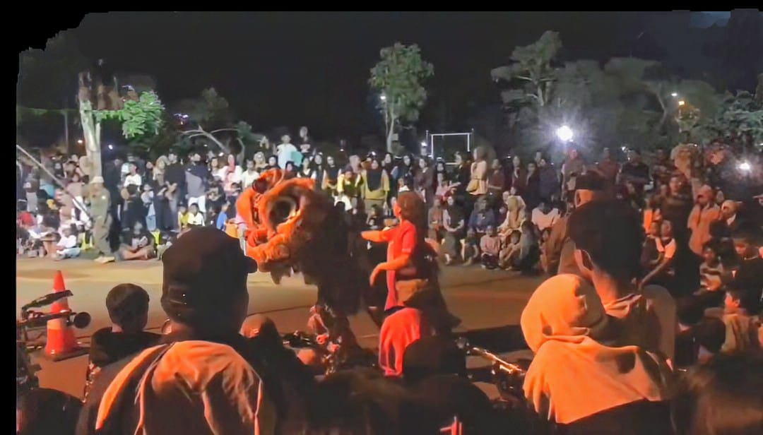 MEMUKAU: Atraksi menghibur salah satu barongsai tadi malam.
