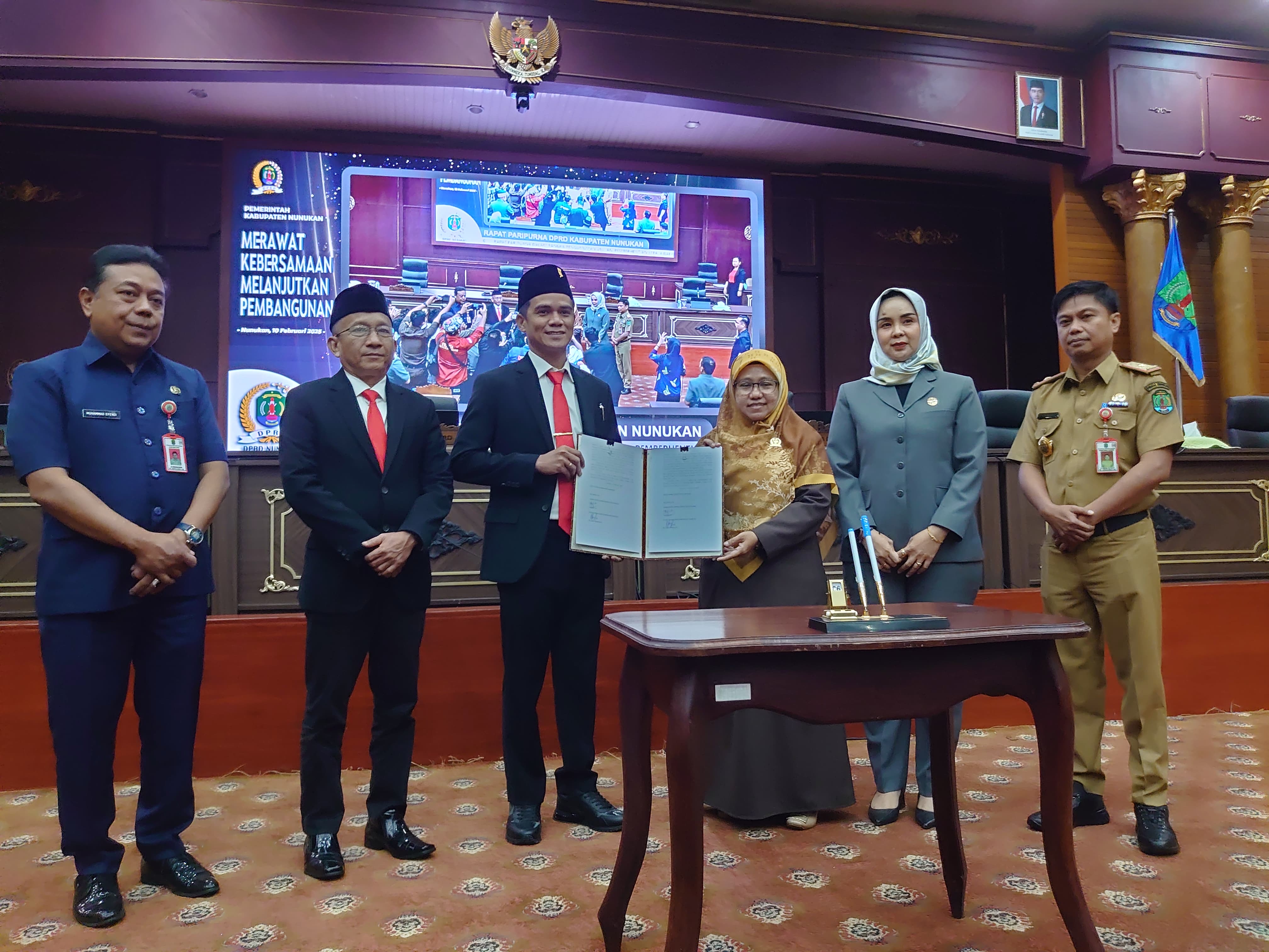 RIKO ADITYA/RADAR TARAKAN DITETAPKAN: Paslon H. Irwan Sabri - Hermanus menerima SK penetapan Bupati Nunukan terpilih periode 2025-2030 lewat sidang paripurna di DPRD Nunukan.  &nbsp;
