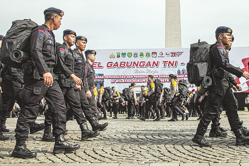 HANUNG HAMBARA/JAWA POS ANGGOTA POLRI: Sejumlah anggota Polri berbaris usai mengikuti Apel Operasi Mantap Praja Jaya di Monas, Jakarta.