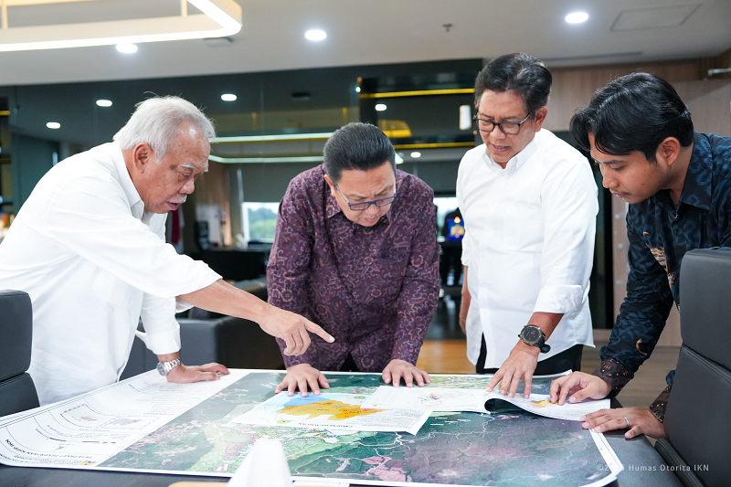 OTORITA IKN BANGUN TAMAN SAFARI : Kepala Otorita IKN Mochamad Basuki Hadimuljono bertemu dengan perwakilan Konsorsium Pengusaha Tambang Garibaldi Thohir di Kantor Otorita IKN Jakarta, Jumat (7/2).&nbsp;