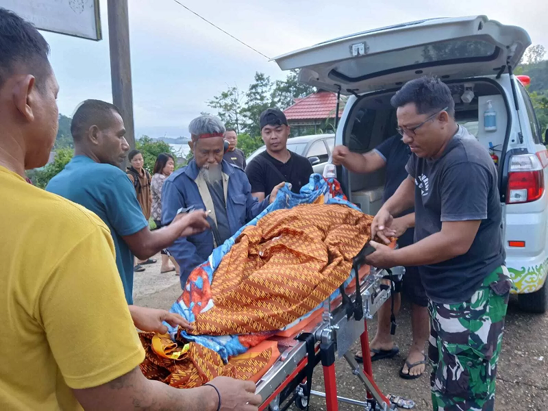 ISTIMEWA EVAKUASI: Petugas bersama keluarga saat evakuasi MBN (62) tahun yang tewas tergantung di tiang rumah Minggu (9/2).