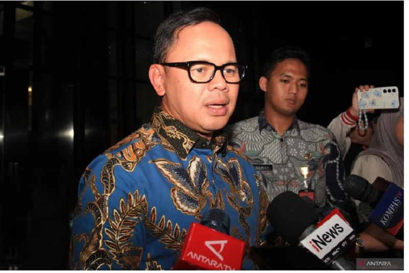 TUNGGU MK: &nbsp;Wakil Menteri Dalam Negeri Bima Arya (kiri) memberikan keterangan kepada wartawan usai melakukan audiensi dengan pimpinan Komisi Pemberantasan Korupsi (KPK) di Gedung Merah Putih KPK, Jaka