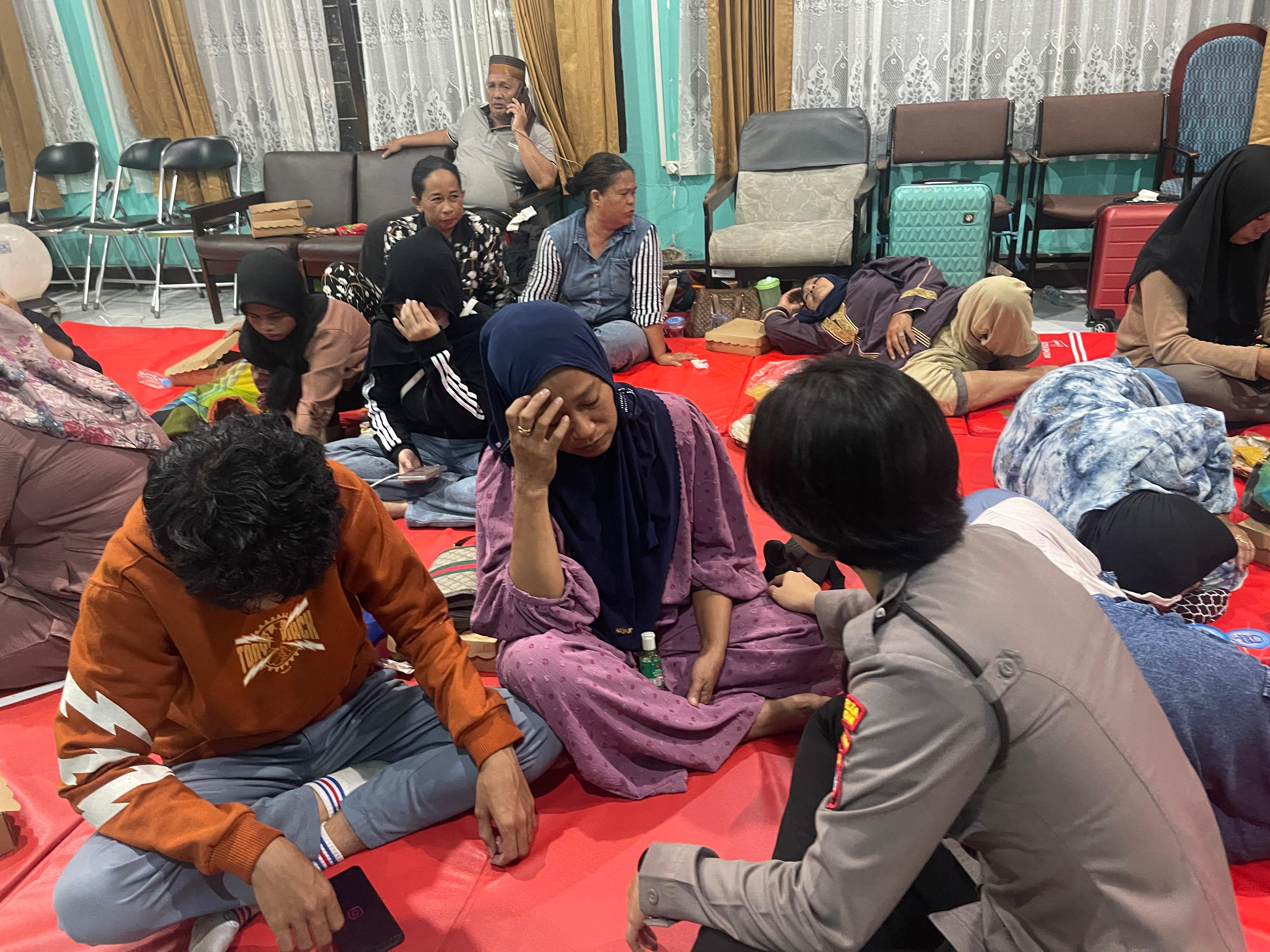 PIJAI PEMULIHAN: Personel Polresta Bulungan memberikan self healing therapy kepada korban selamat kecelakaan speedboat.