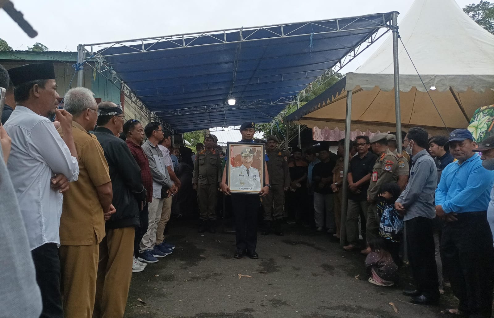 AGUS DIAN ZAKARIA/RADAR TARAKAN DIHANTAR : Suasana sebelum pengantaran Jenazah Sofian Raga ke Taman Makam Pahlawan Dwikora Tarakan.