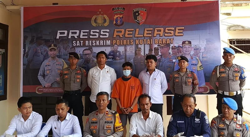 KP PIDANA: Wakapolres Kubar, Kompol Subari (ketiga kiri) menyampaikan pers release terkait pengungkapan kasus dugaan pemerkosaan dan pembunuhan balita di Intu Lingau.