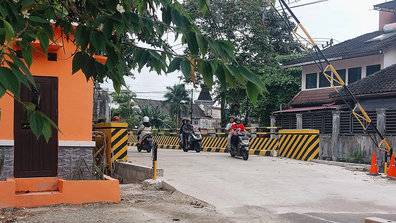 PAKSI/KP WARGA: Warga masih menanti hasil uji coba jembatan yang dibuka dua arah oleh pemerintah Balikpapan.
