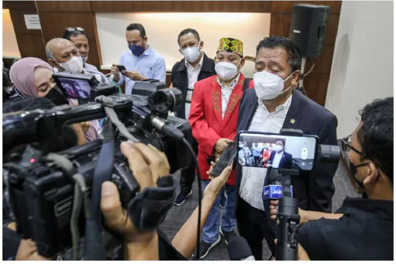 BIJAKSANA: Anggota Fraksi PDI Perjuangan DPR Lasarus (kanan) mengingatkan pemerintah setiap pemotongan anggaran dilakukan secara arif dan bijaksana.