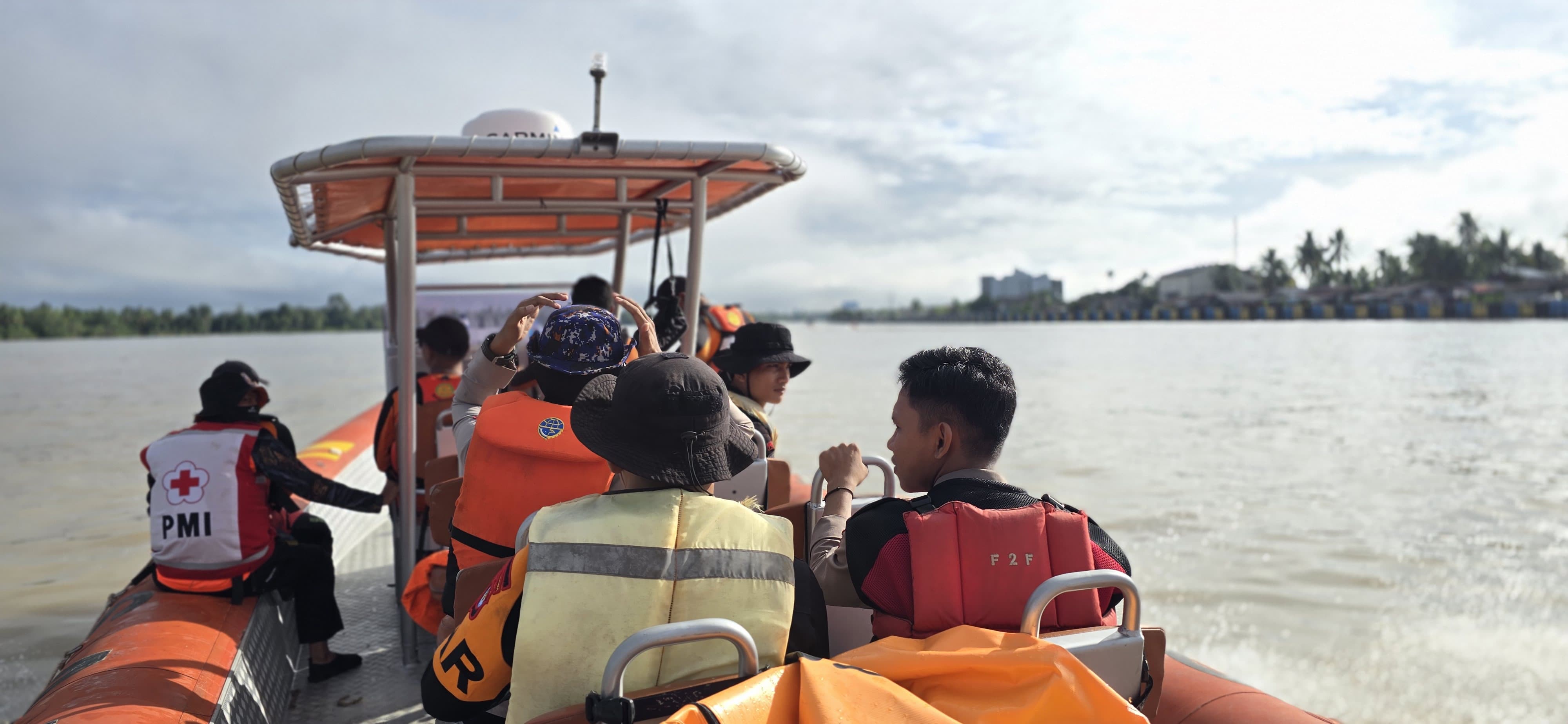 PENYISIRAN : Tim SAR Gabungan saat melakukan penyisiran di perairan Temangga.