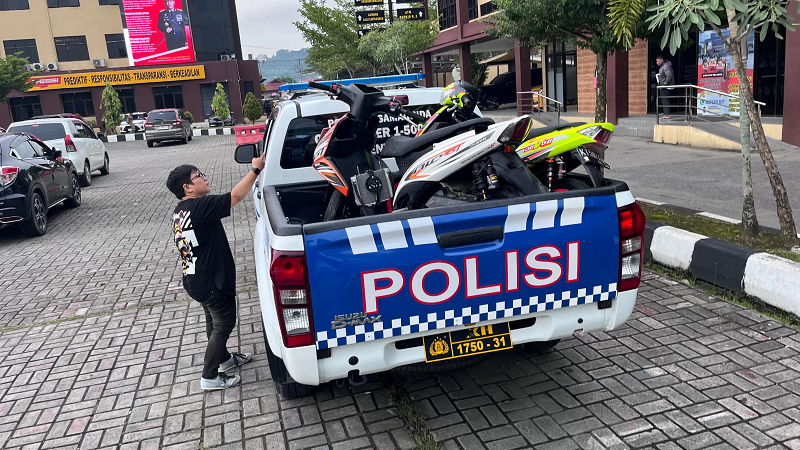 KP JADI BUKTI: Dua motor diamankan dari balap liar di Simpang Mal Lembuswana, termasuk uang puluhan juta rupiah.