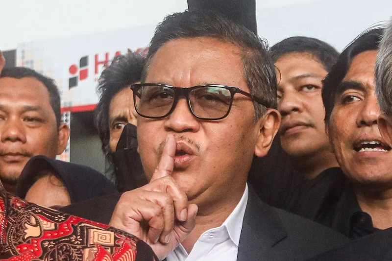 SALMAN TOYIBI/JAWA POS TERSANGKA: Tersangka kasus dugaan suap pergantian antarwaktu (PAW) dan Perintangan penyidikan Hasto Kristiyanto usai menjalani pemeriksaan di Gedung KPK Merah Putih, Jakarta, S