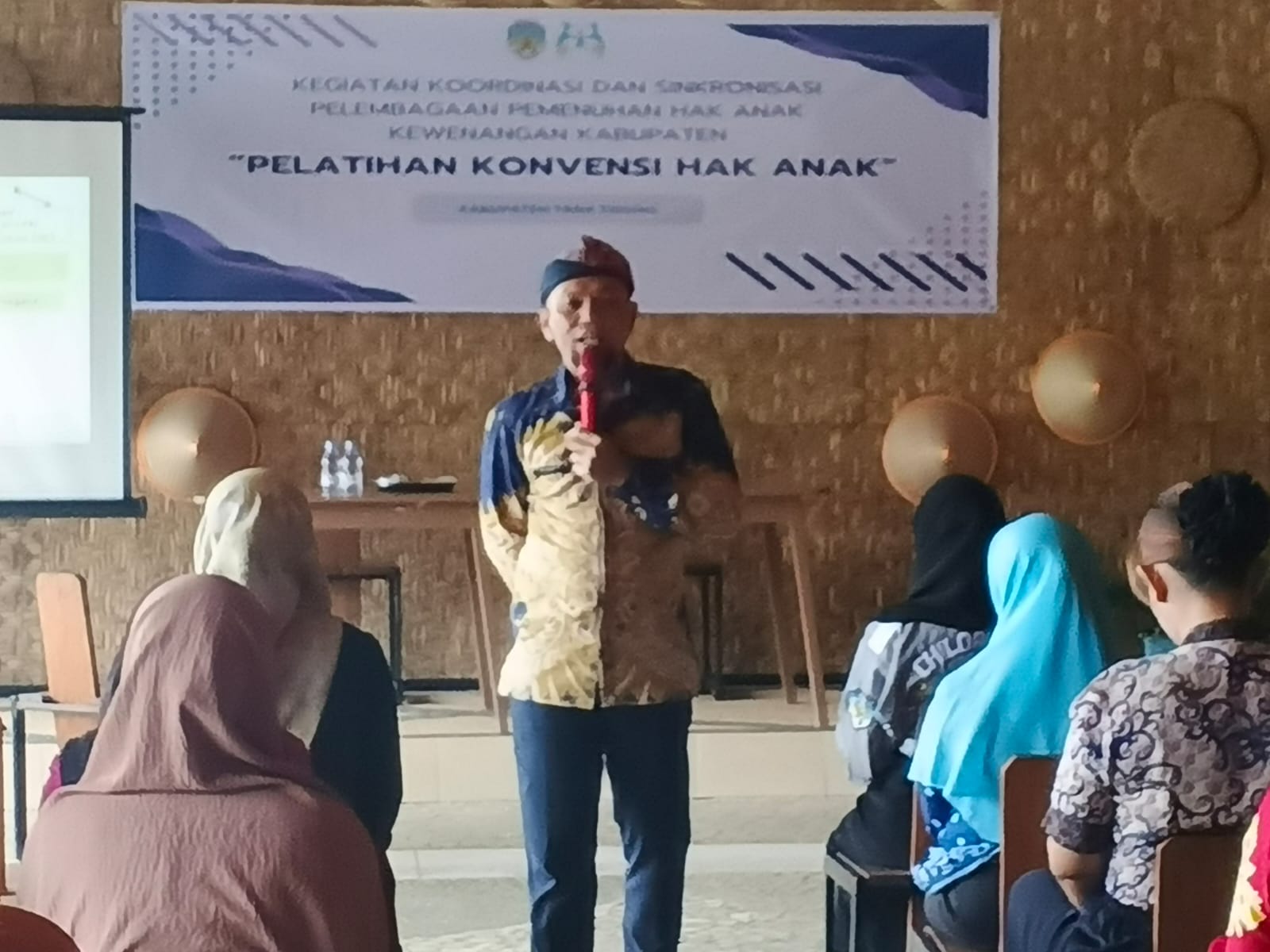 PELATIHAN: Salah seorang narasumber menyampaikan materi kepada peserta pelatihan, Kamis (13/2).