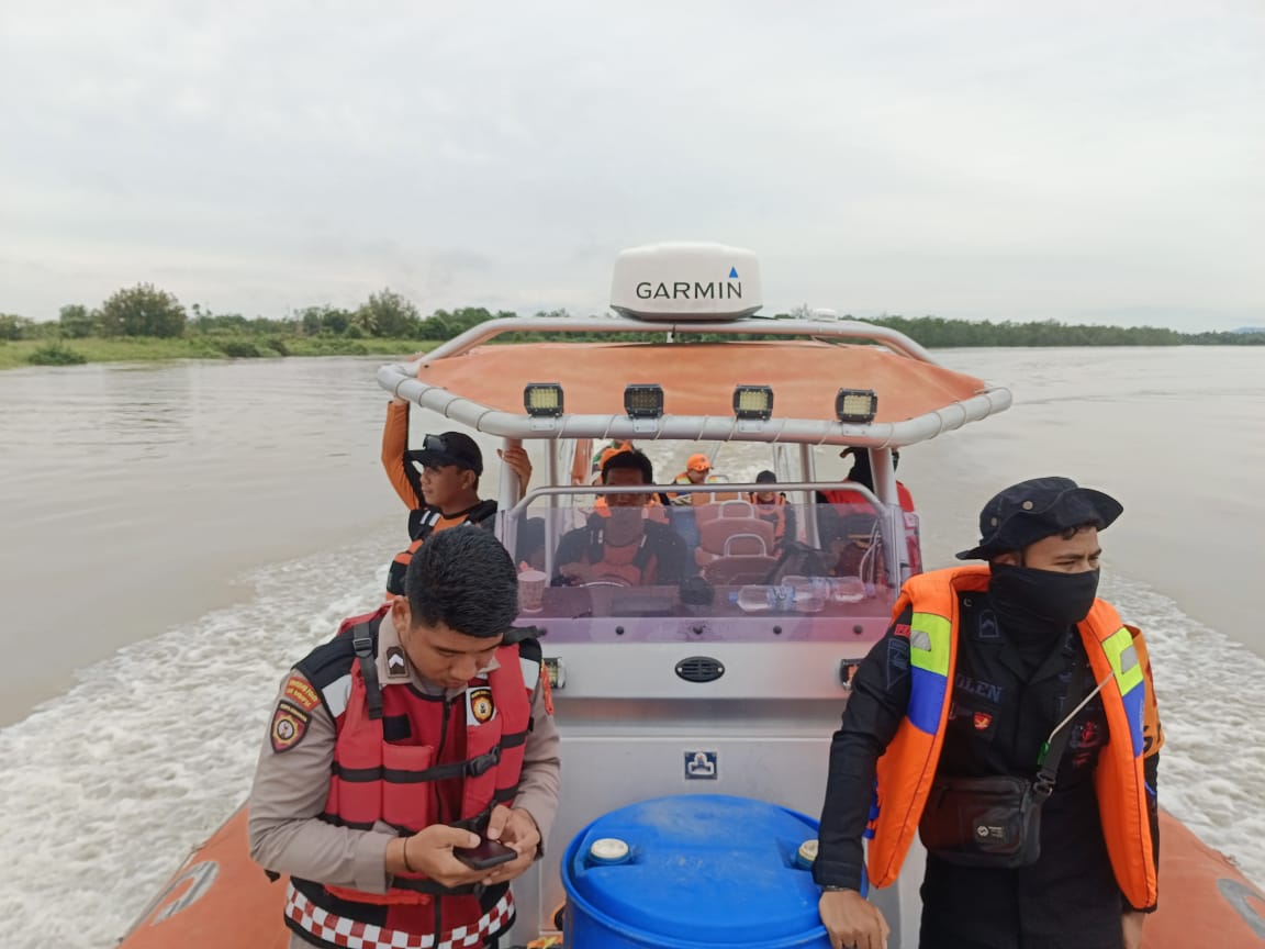 PENYISIRAN : Tim SAR gabungan saat melakukan penyisiran di sungai menggunakan RIB 03.