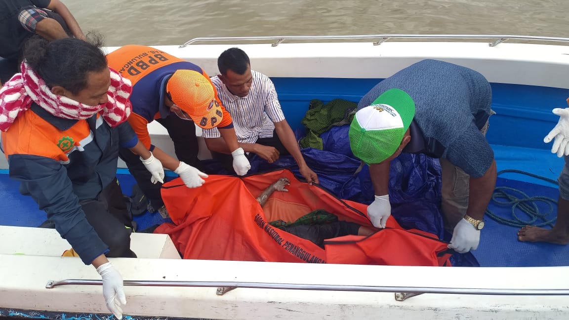 DIEVAKUASI : Jasad korban kecelakaan dievakuasi tim SAR gabungan.