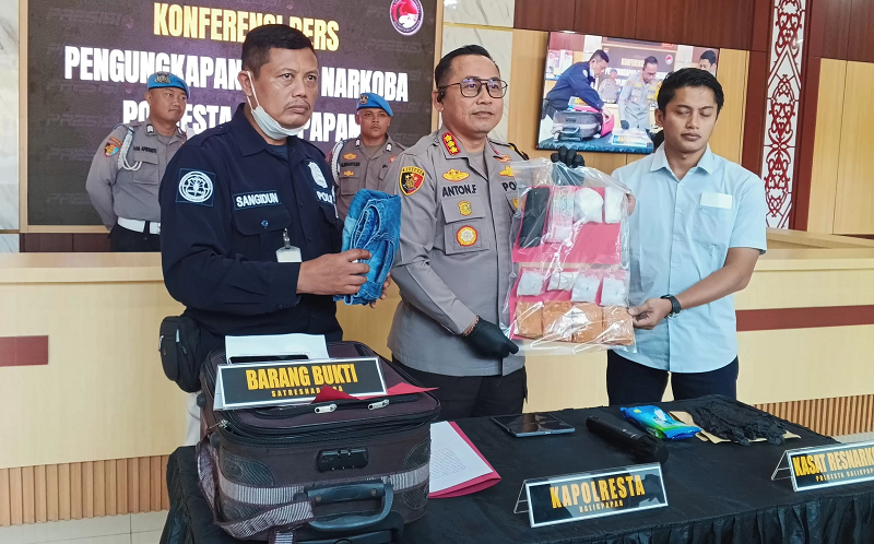 SYAHRUL/KP GAGALKAN: Polresta Balikpapan menangkap seorang kurir dan berhasil menggagalkan peredaran narkoba yang akan diedarkan di Samarinda.