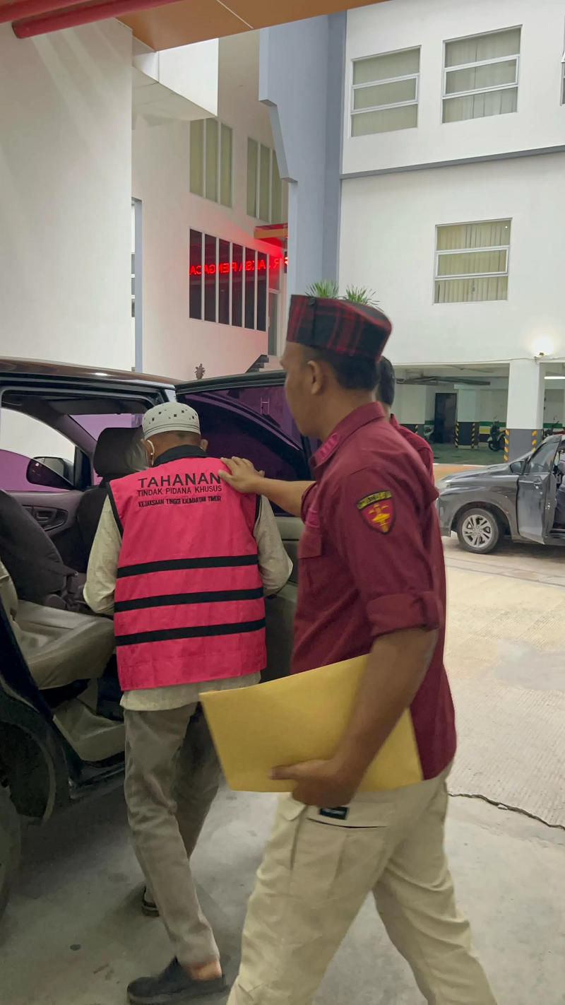 PENKUM KEJATI KALTIM TERSANGKA BERTAMBAH: Penyidik Pidana Khusus Kejati Kaltim menahan tersangka baru berinisial SR dari korupsi penyertaan modal di Perusda Pertambangan Bara Kaltim Sejahtera, Rabu (