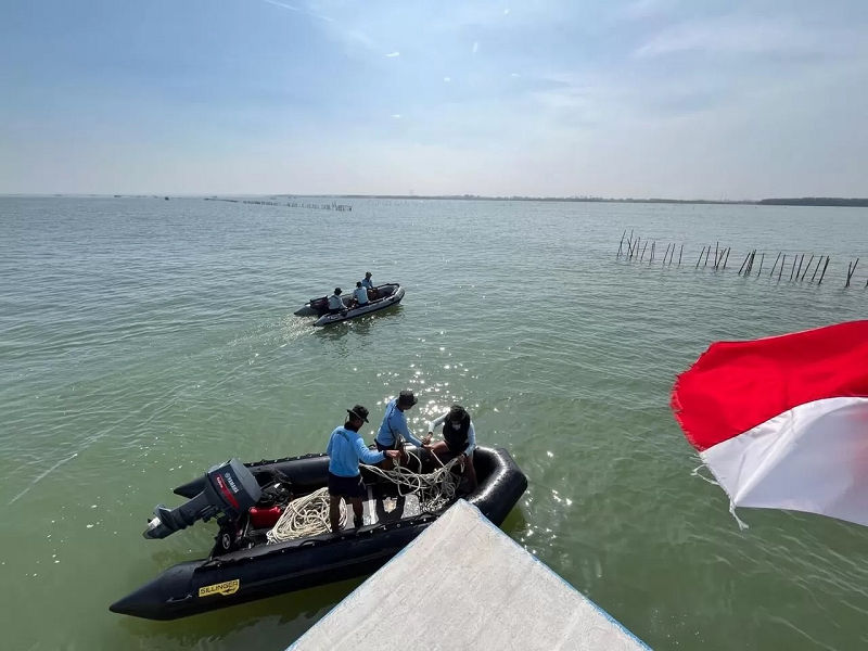 DOK TNI AL DIBONGKAR: TNI AL optimistis pembongkaran pagar laut yang menyisakan 1,36 kilometer dari total 30,16 kilometer bakal dituntaskan oleh nelayan setempat.