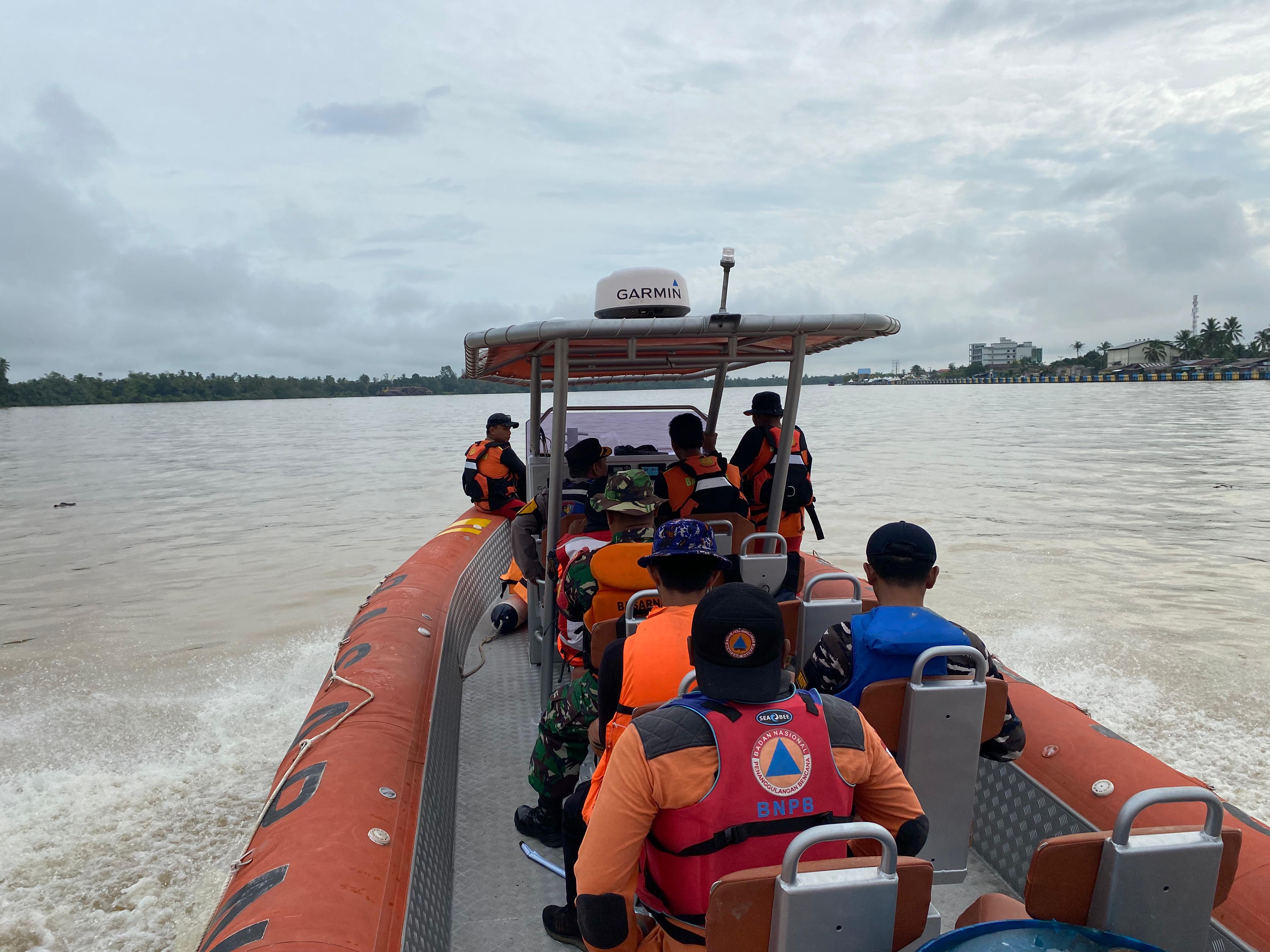 PENCARIAN KORBAN : Tim SAR Gabungan melakukan penyisiran di sungai menggunakan RIB 03.